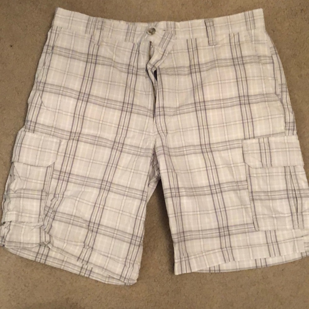 Dockers, 34 waist, white and grey men’s cargo shorts